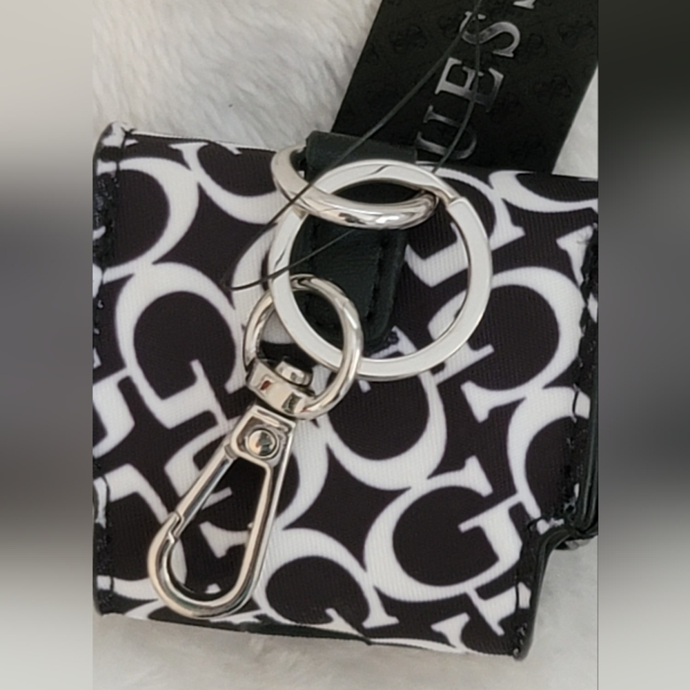 GUESS AIRPODS CASE ! - Picture 8 of 9